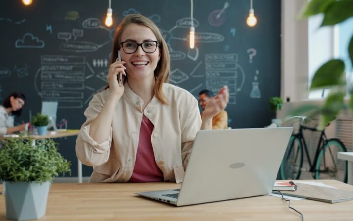 Emprendedora creando contenido estrategico para atraer clientes ideales
