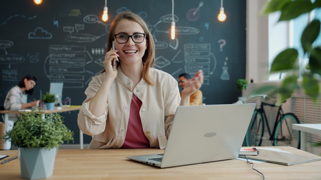 Emprendedora creando contenido estrategico para atraer clientes ideales
